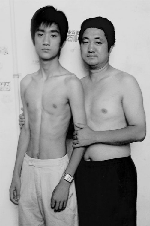 Отец с сыном каждый год делают одну и ту же фотографию (29 фото) Отец с сыном каждый год делают одну и ту же фотографию (29 фото)