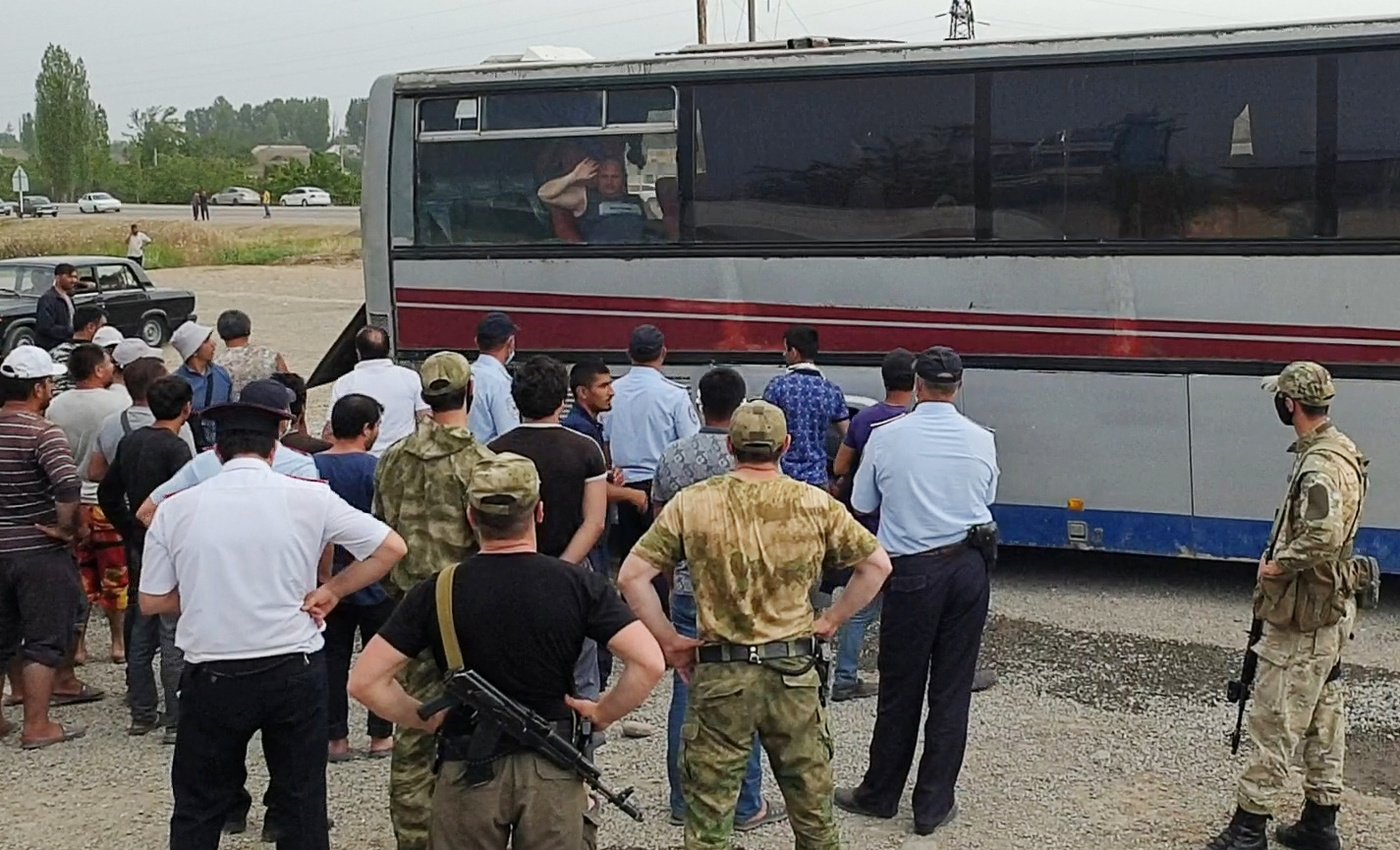 «Мы тут как пленные». Что привело к бунту застрявших в Дагестане азербайджанцев