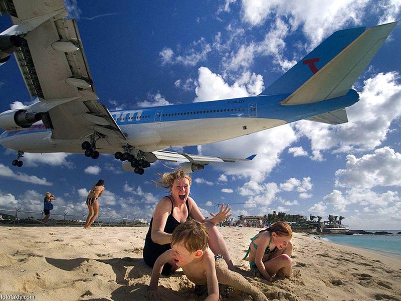 Взлетно-посадочная полоса в аэропорту Святой Джулианы начинается прямо у пляжа. без фотошопа, фото