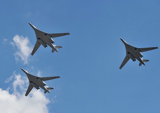 Экипажи ракетоносцев Ту-160 впервые выполнили посадку на аэродром Анадырь