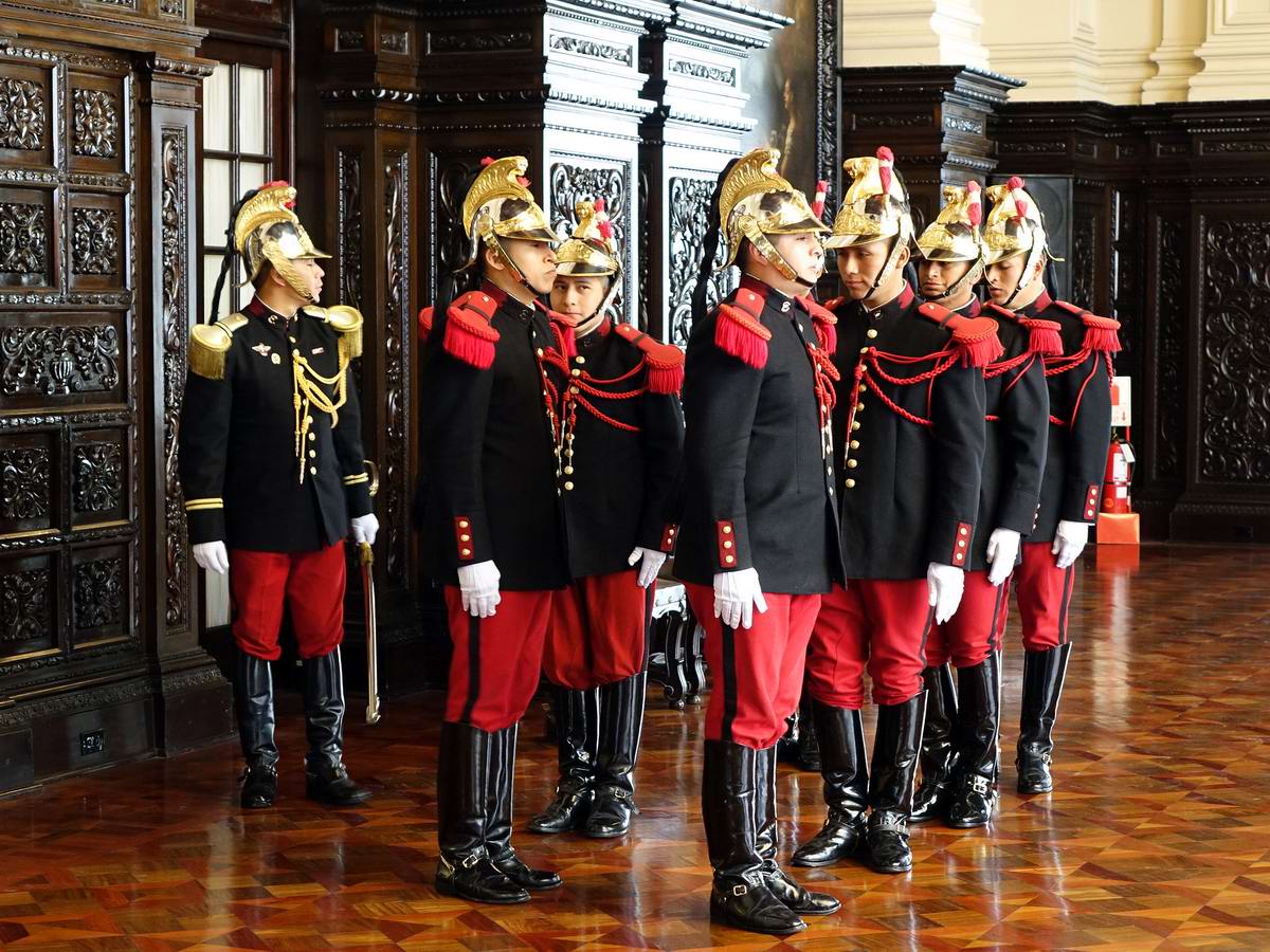 Драгуны с конскими хвостами: Президентская гвардия Перу (2)