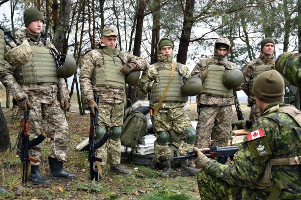 CBC News: США, Канада и Британия тренируют украинских военных с первых дней войны в Донбассе CBC News: США, Канада и Британия тренируют украинских военных с первых дней войны в Донбассе