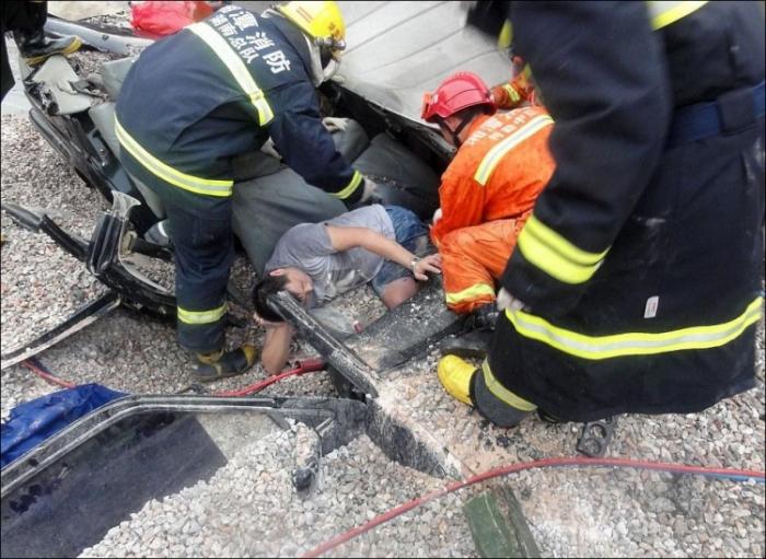 Ужасная авария, в которой водитель остался жив (6 фото)
