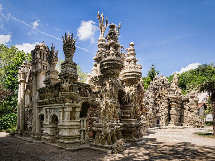 Дворец Le Palais Ideal, построенный обычным почтальоном за 33 года