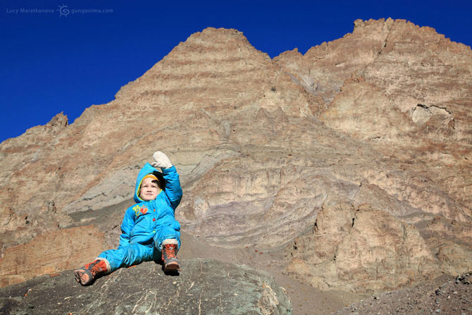 «В пути с рождения»: 40 удивительных фото маленькой путешественницы Мии
