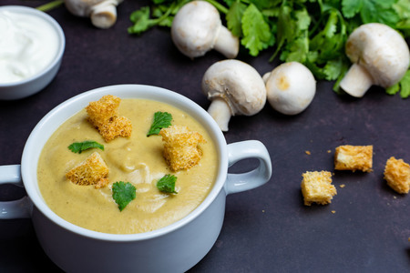 Фото к рецепту: Овощной крем-суп с шампиньонами и сливками