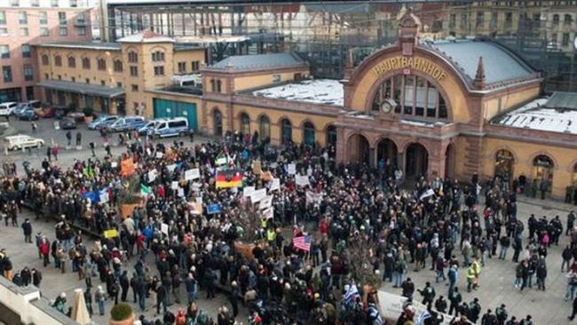 Жители Ганновера обвинили Меркель в поддержке «нацистов на Украине» Жители Ганновера обвинили Меркель в поддержке «нацистов на Украине»