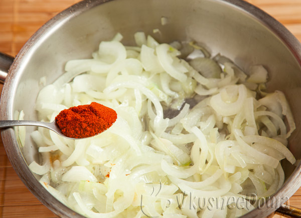 лук выкладываем на сковороду