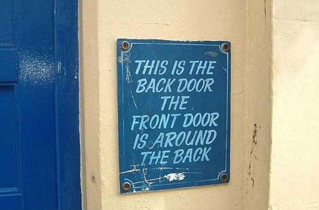 Это задняя дверь. Передняя дверь находится сзади абсурд, знак, надпись, объявления, юмор