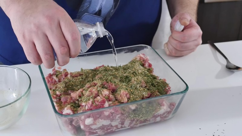 добавляем всё это дело в мясо и доливаем воды добавляем всё это дело в мясо и доливаем воды еда, своими руками, сделай сам