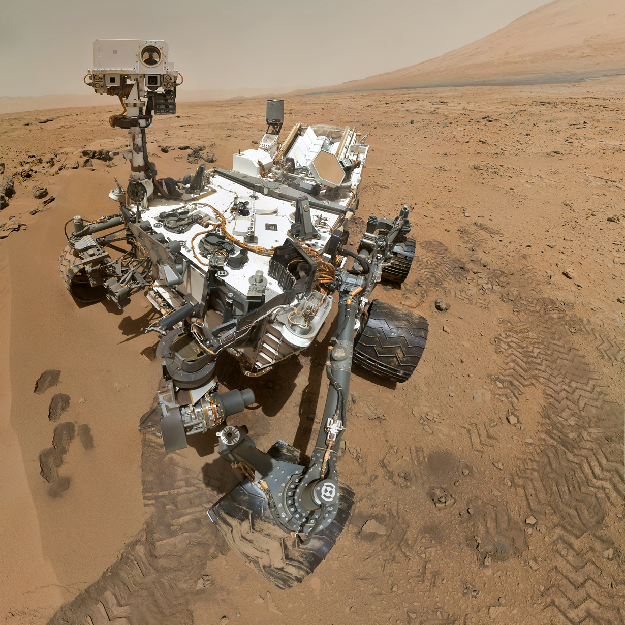 Марсоход «Кьюриосити» проиграл песню «Happy Birthday» на Марсе в рамках празднования одного года пребывания на Красной планете. (NASA/JPL-Caltech/Malin Space Science Systems)