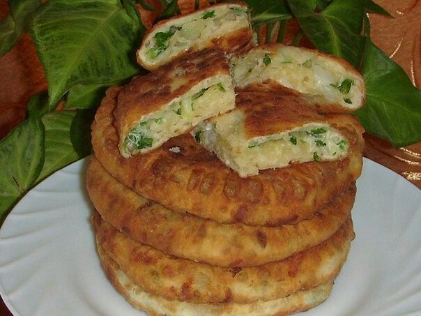 Сырные лепёшки с зелёным луком и яйцом