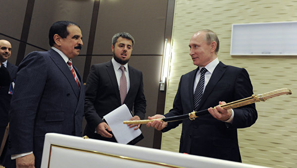 Король Бахрейна дарит Путину…
