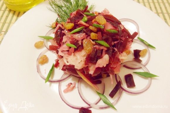 Вкусный и полезный салат из квашеной капусты с мочеными яблоками готов. Вкусный и полезный салат из квашеной капусты с мочеными яблоками готов.