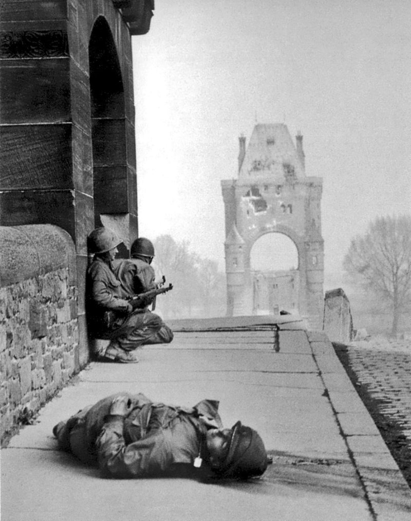 Американские солдаты на мосту Нибелунген через Рейн. 20 марта 1945 г. Американские солдаты на мосту Нибелунген через Рейн. 20 марта 1945 г. Великая отечественая война, архивные фотографии, вторая мировая война