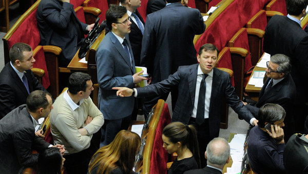 Лидер Радикальной партии Олег Ляшко (второй справа на втором плане) на заседании Верховной Рады
