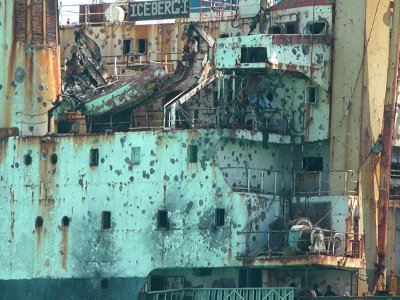 Сомалийские пираты отпущены на свободу в 300 милях от побережья. Каждому выдан спасательный якорь Сомалийские пираты отпущены на свободу в 300 милях от побережья. Каждому выдан спасательный якорь