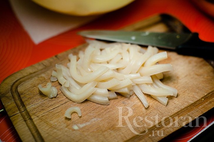 Салат с кальмарами