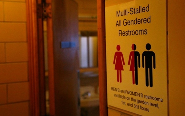 Из-за школьных туалетов для трансгендеров 11 штатов подали иск против администрации Обамы