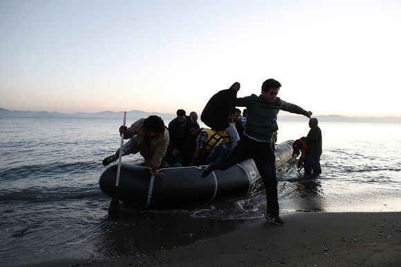 Syyrialaisia pakolaisia saapui kumiveneellä Kosin saarelle Kreikassa, 6. toukokuuta.