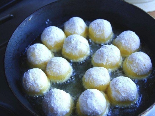 Фото к рецепту: Сырные шарики жареные с чесноком