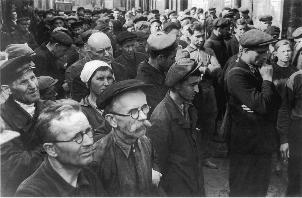 9 душераздирающих фотографий людей, которые услышали объявление о начале войны