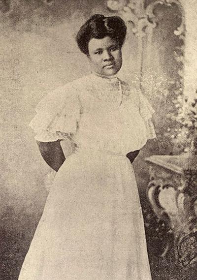 Сара Уокер (Sara Woker) - первая чернокожая женщина-миллионер - изобрела средство для выпрямления волос. В комплекте со стальным гребнем оно подарило цветным женщинам возможность сделать себе прическу белого образца.