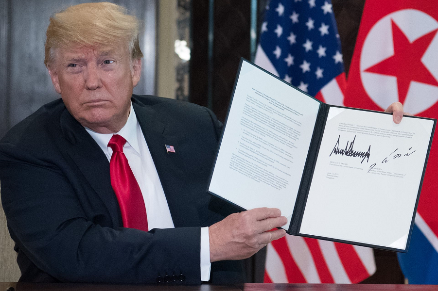 Трамп показывает документ, подписанный на встрече с Ким Чен Ыном, 12.06.18.png Трамп показывает документ, подписанный на встрече с Ким Чен Ыном, 12.06.18.png