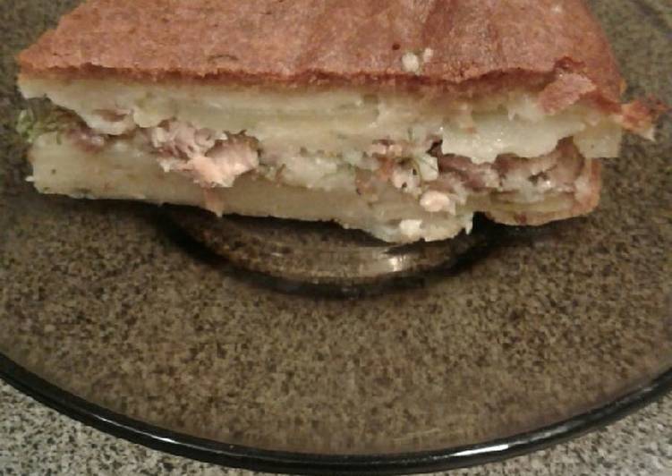 Пирог с рыбными консервами и картошкой в мультиварке