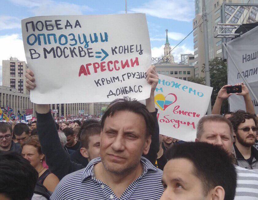 Навальнята развернули флаг, под которым убивают русских Донбасса Навальнята развернули флаг, под которым убивают русских Донбасса