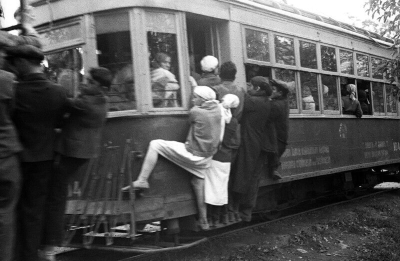 Поездка в трамвае в СССР, 1929 год. Спортсменка-комсомолка Впечатляющие картины жизни прошлых столетий
(39 фото)