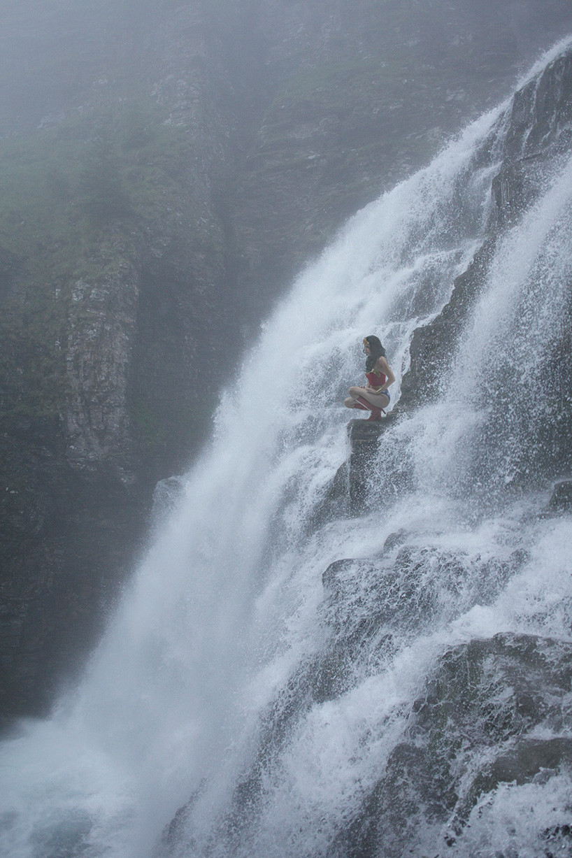 Чудо-женщина на краю водопада Бенуа Лапрая, отдых, супергерои