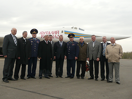 Главный конструктор Ту-160 Валентин Близнюк (четвертый справа) на церемонии передачи военным крайнего Ту-160