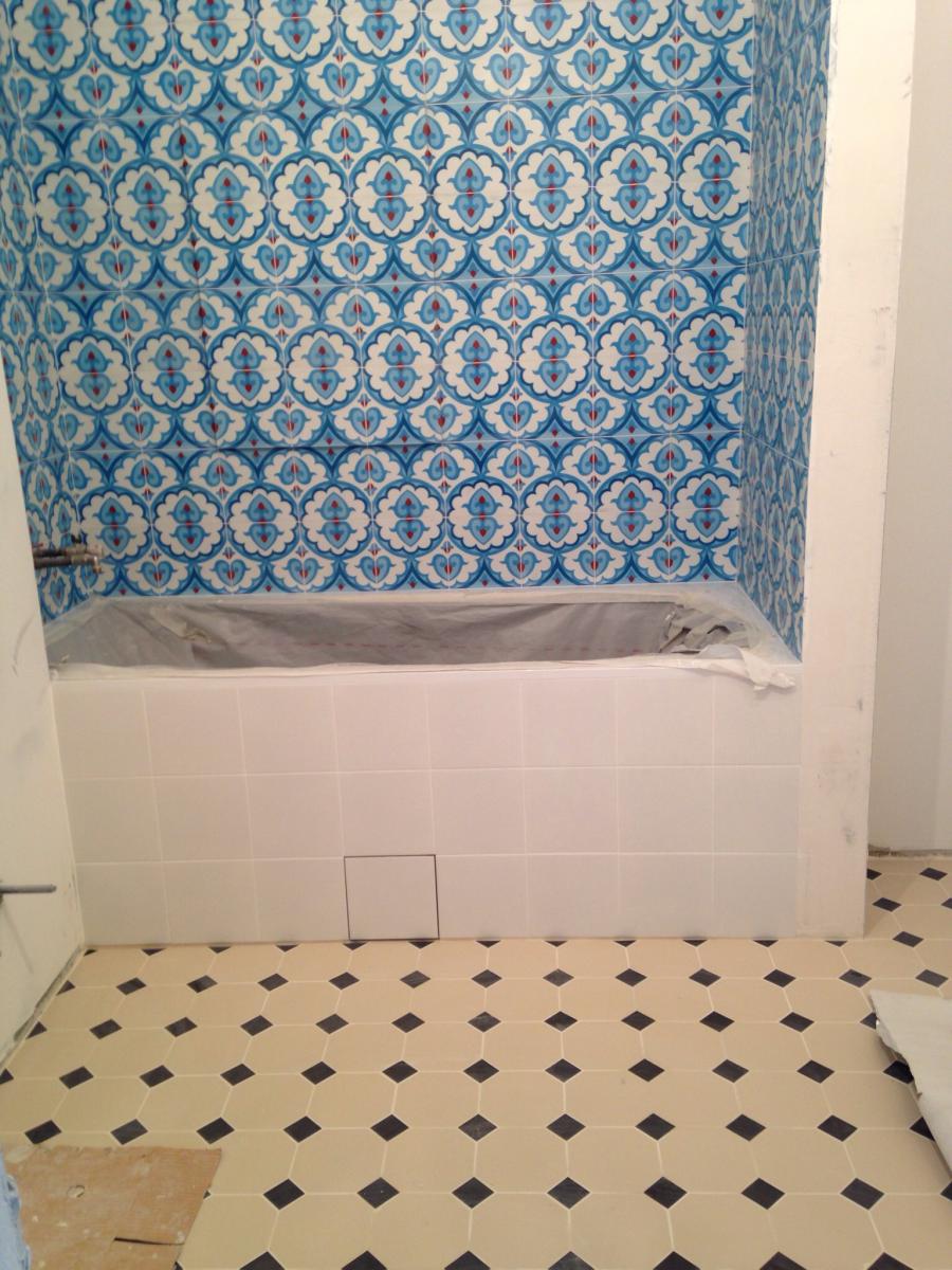 Белая ванная комната, красивая плитка для пола и стен