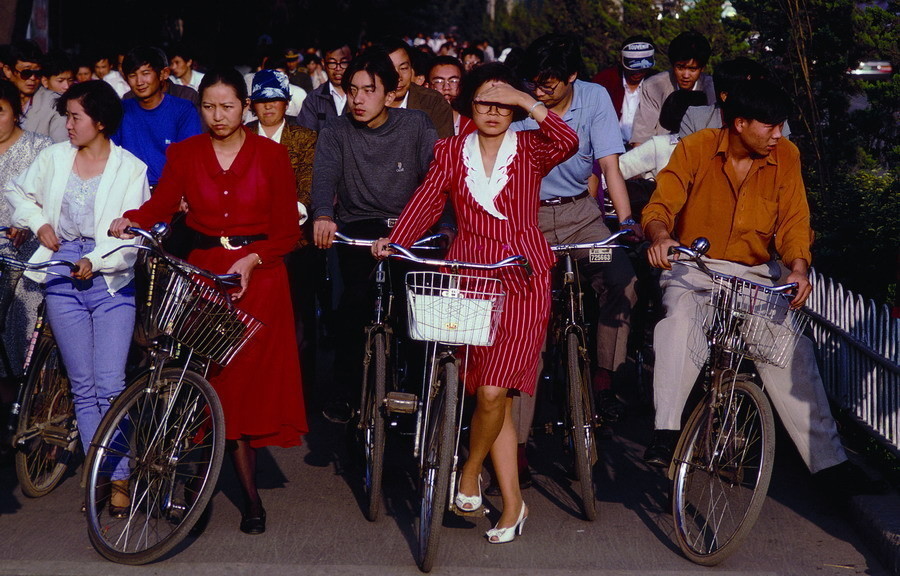 1985 Bicyclists wait for traffic on Changan Avenue, Beijing.jpg