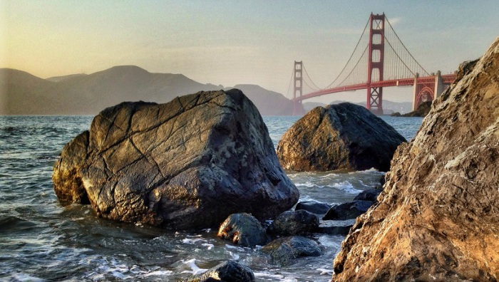 Необычный вид на мост в Сан-Франциско со стороны каменных валунов.