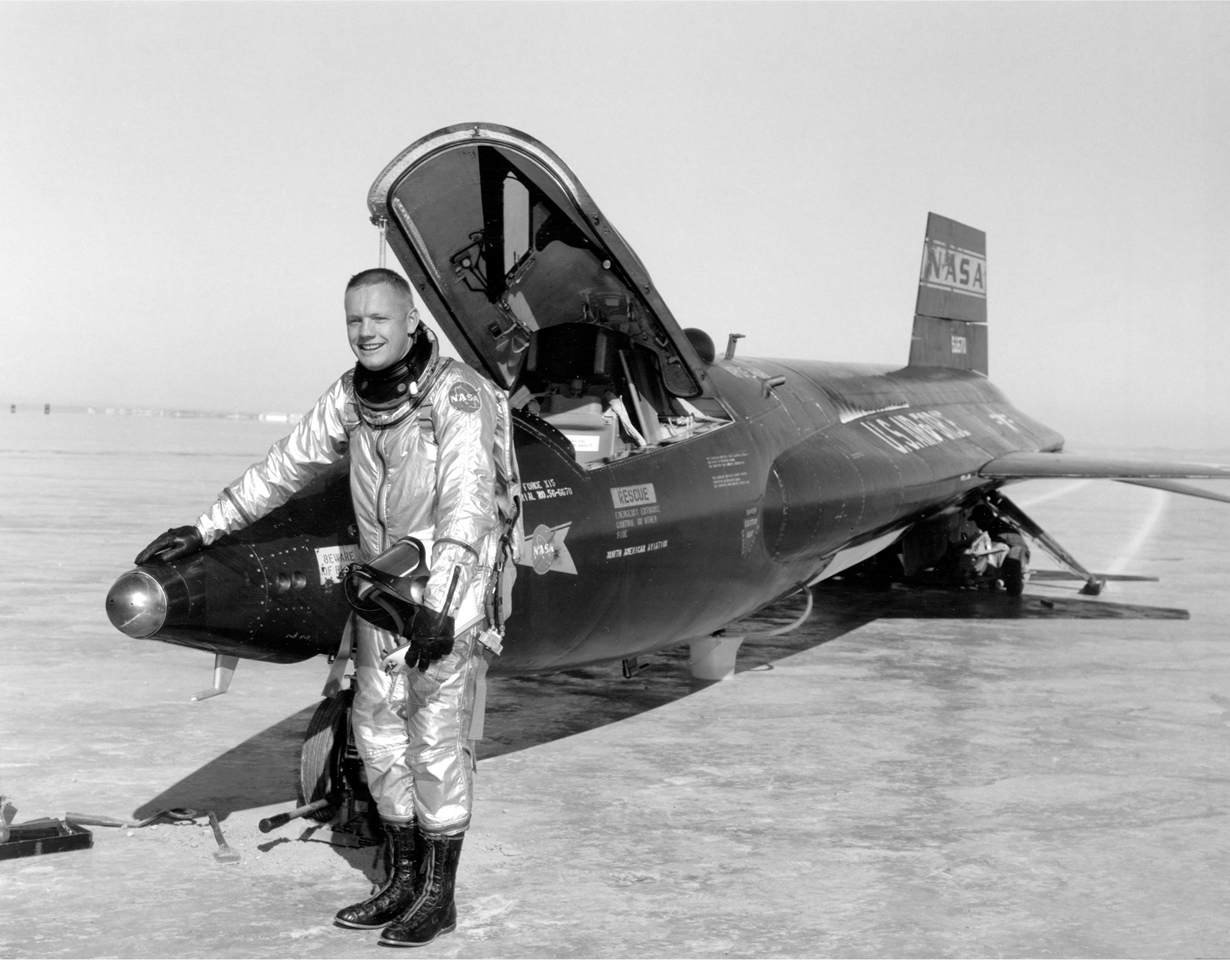 Нил Армстронг на фоне экспериментального ракетоплана North American X-15. Прежде чем стать космонавтом, Армстронг был лётчиком-испытателем, совершив семь полётов на ракетоплане. В этом качестве он так и не достиг отметки в пятьдесят миль, считавшуюся в ВВС США границей космоса. (NASA on The Commons)