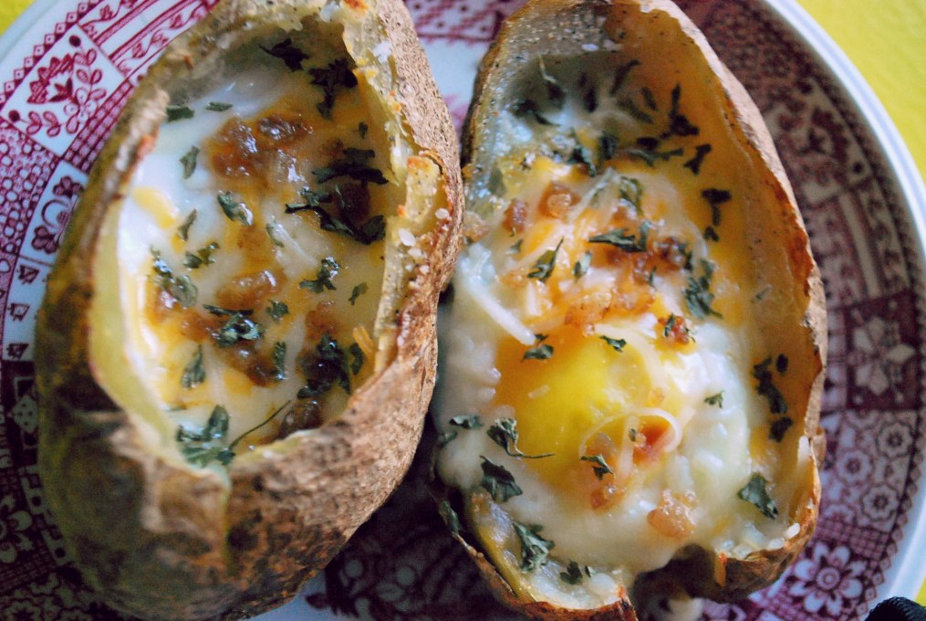 Яйца, запечённые в картофельных шкурках Яйца, запечённые в картофельных шкурках