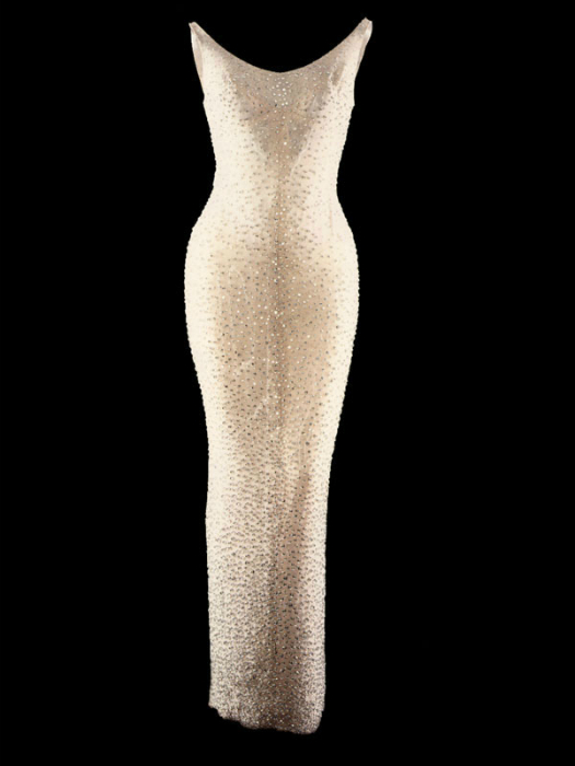 Знаменитое платье Мэрилин Монро, которое она надела на день рождения Джона Кеннеди, выполнено из тонкой, паутинообразной, тонкой ткани, расшитой 6000 бриллиантовых блесток.