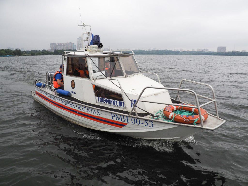 В СЗАО спасатели вытащили из воды трех тонувших купальщиков