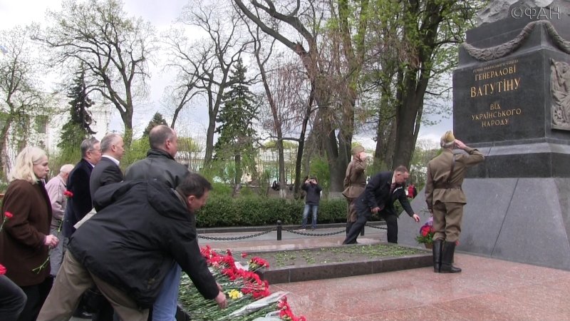 Два киевских ветерана осмелились выйти с цветами к памятнику советскому генералу Два киевских ветерана осмелились выйти с цветами к памятнику советскому генералу