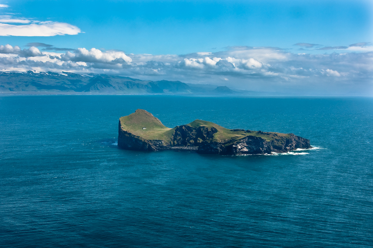Исландия. Единственное здание острова Бьярнарей, который входит в состав архипелага Вестманнаэйяр. (Chris Zielecki)