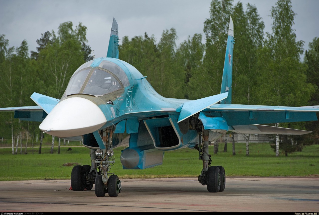 Опытный образец фронтового бомбардировщика Су-34 (седьмой построенный экземпляр Т-10В-7, серийный номер 01-04, бортовой номер 