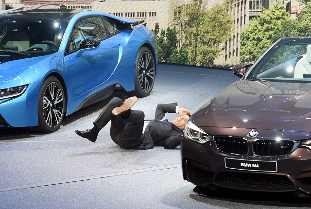 Во время открытия международного автосалона во Франкфурте и презентации новинок от BMW глава компании Харальд Крюгер упал в обморок