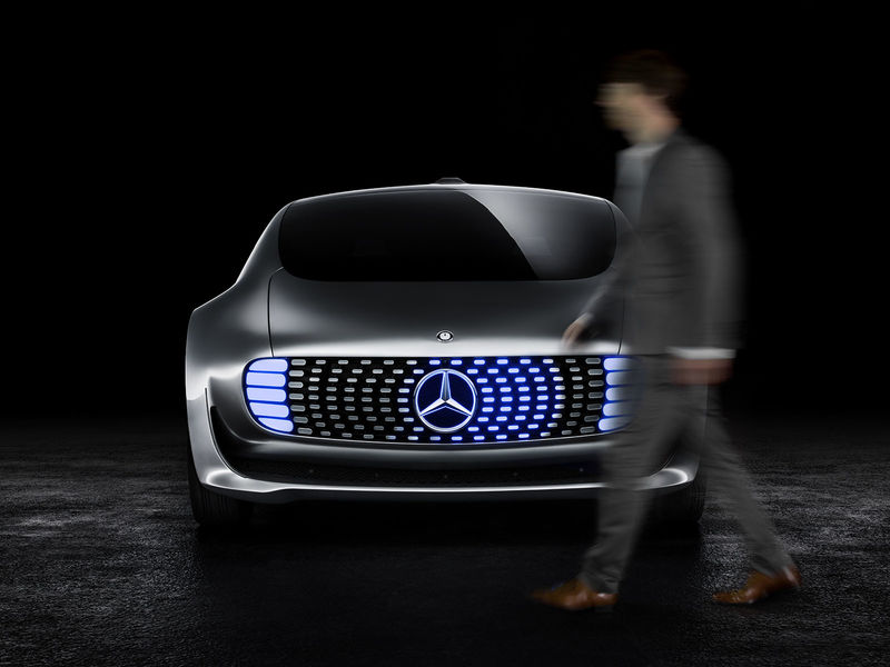 Mercedes создаст подушки безопасности для пешеходов