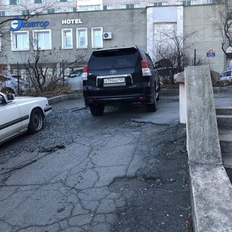 Говорят. что по-другому во двор не заехать, но разве там кто-то живет, кроме водителя Прадика?