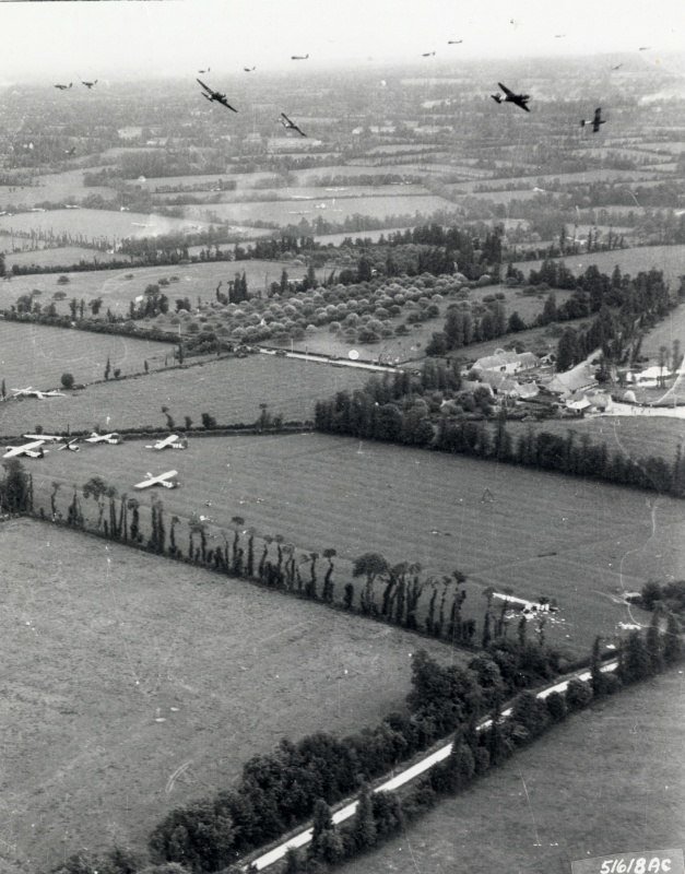 Группа транспортных самолётов С-47 над Нормандией. «День Д», июнь 1944 г. Группа транспортных самолётов С-47 над Нормандией. «День Д», июнь 1944 г. Великая отечественая война, архивные фотографии, вторая мировая война