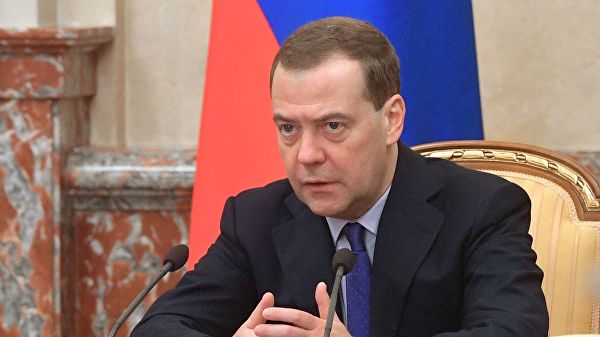 Медведев объяснил, почему всегда выбирает воду с газом