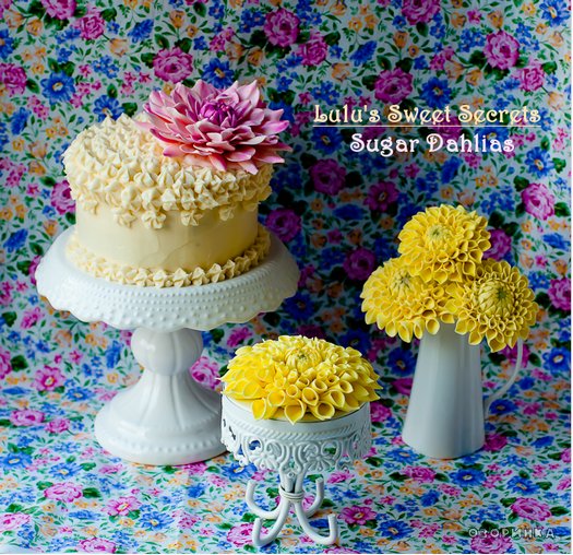 аппетитный тортик украшенный цветами из маршмеллоу