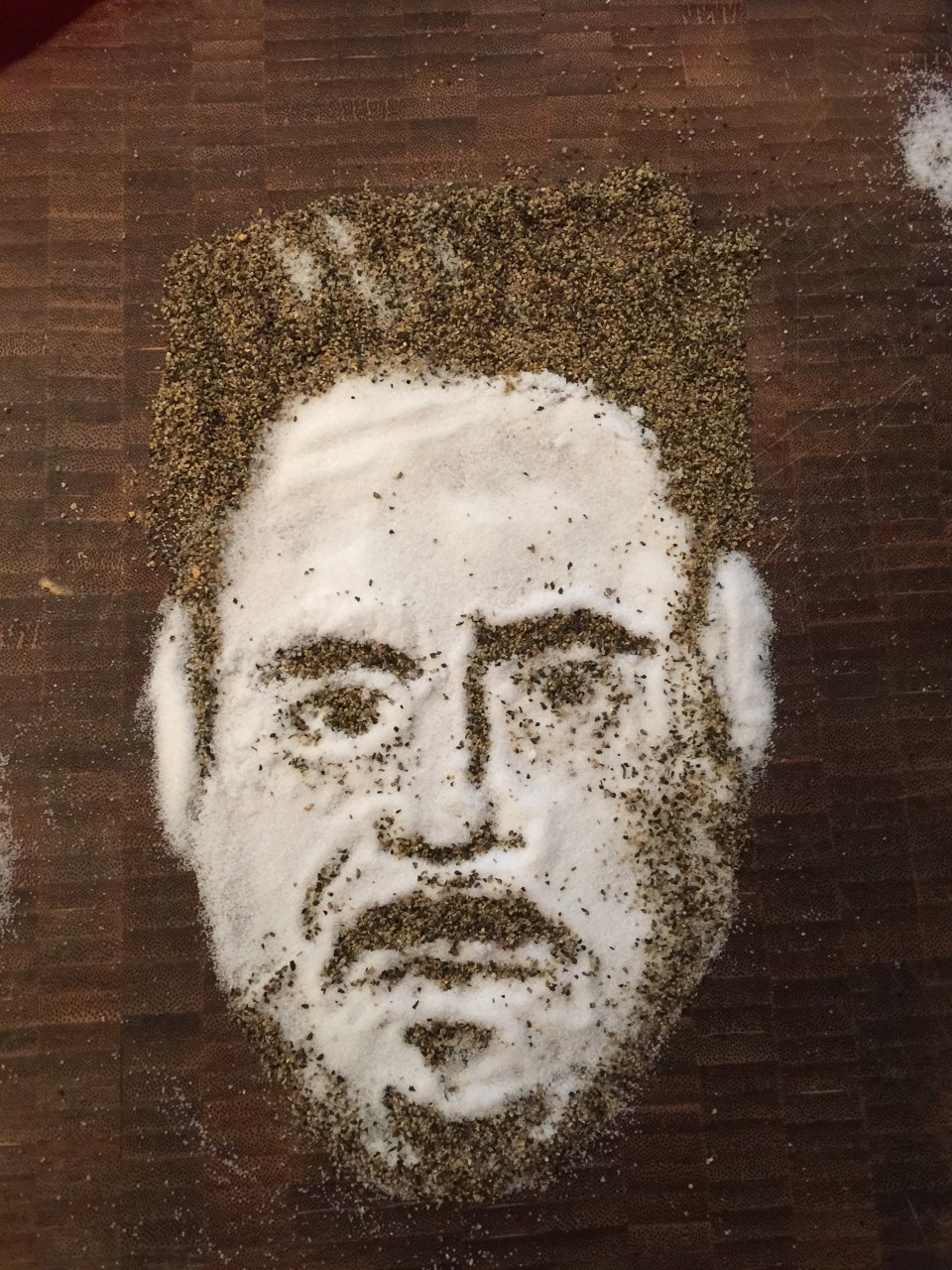 Портрет Роберта Дауни из соли и перца интересное, фото